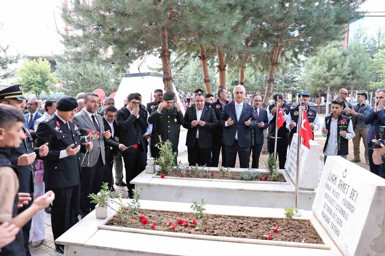MUŞ’TA 19 EYLÜL GAZİLER GÜNÜ DOLAYISIYLA GARNİZON ŞEHİTLİĞİ’NDE TÖREN DÜZENLENDİ.