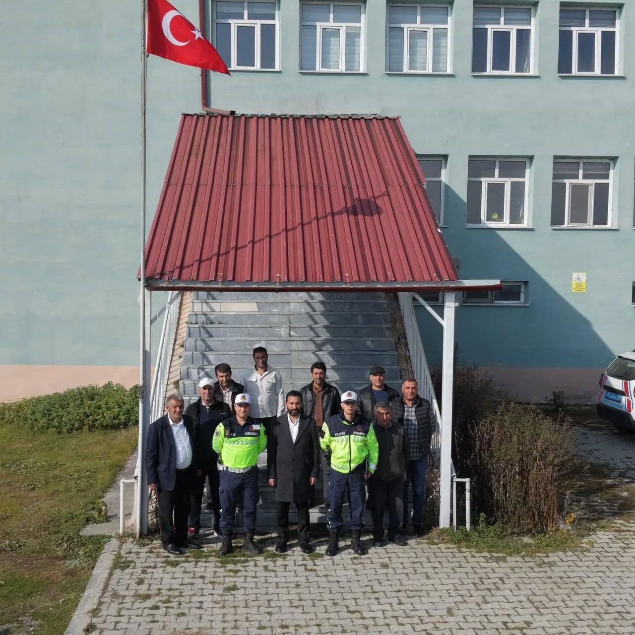 ARDAHAN'IN ÇILDIR İLÇESİNDE, İLÇE MİLLÎ EĞİTİM MÜDÜRLÜĞÜ BAHÇESİNDE TRAFİK JANDARMASI VE İLÇE...
