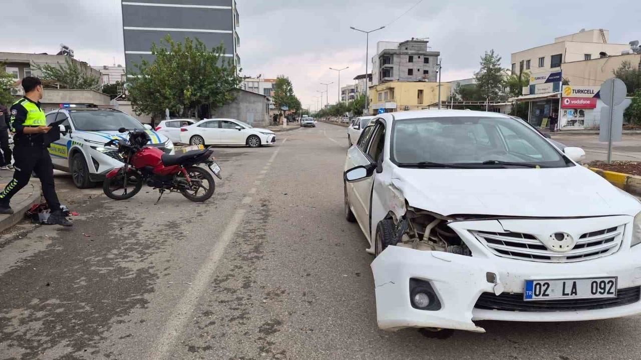 ADIYAMAN’DA OTOMOBİL İLE MOTOSİKLETİN ÇARPIŞMASI SONUCU MEYDANA GELEN KAZADA MOTOSİKLET SÜRÜCÜSÜ...