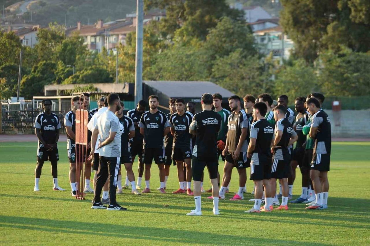 KOCAELİSPOR PAZARTESİ GECESİ TARAFTARI ÖNÜNDE OYNAYACAĞI İLK İÇ SAHA MAÇININ HAZIRLIKLARINI...