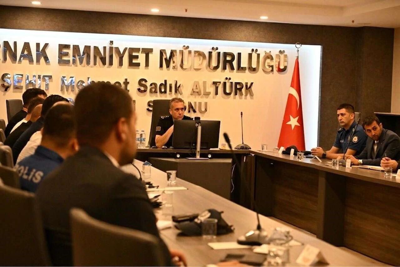 ŞIRNAK EMNİYET MÜDÜRÜ VOLKAN SAZAK BAŞKANLIĞINDA DÜZENLENEN AĞUSTOS AYI GÜVENLİK TOPLANTISI’NA İL...