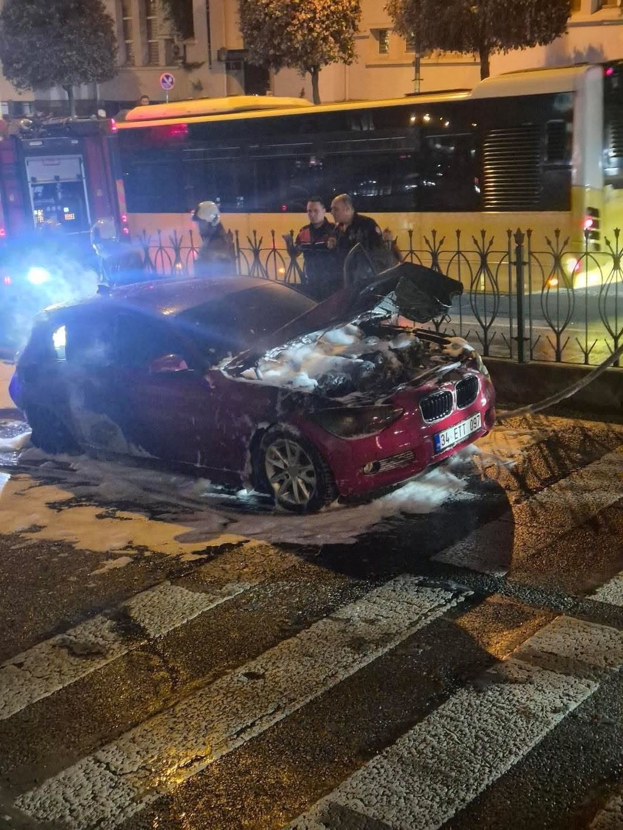 İSTANBUL FATİH’TE SEYİR HALİNDEYKEN ALEV ALEV YANAN OTOMOBİL KULLANILAMAZ HALE GELDİ.