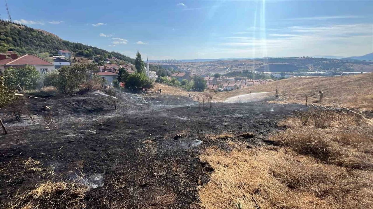 BİLECİK’İN BOZÜYÜK İLÇESİNDE MEYDANA GELEN OTLUK YANGINI EKİPLERİN ZAMANINDA MÜDAHALESİYLE...