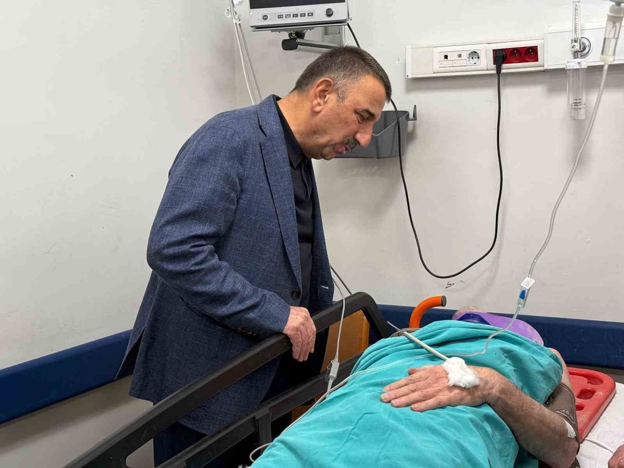 ZONGULDAK VALİSİ OSMAN HACIBEKTAŞOĞLU, 2 KATLI BİNANIN ÇÖKMESİ SONUCU ENKAZ ALTINDAN YARALI OLARAK...