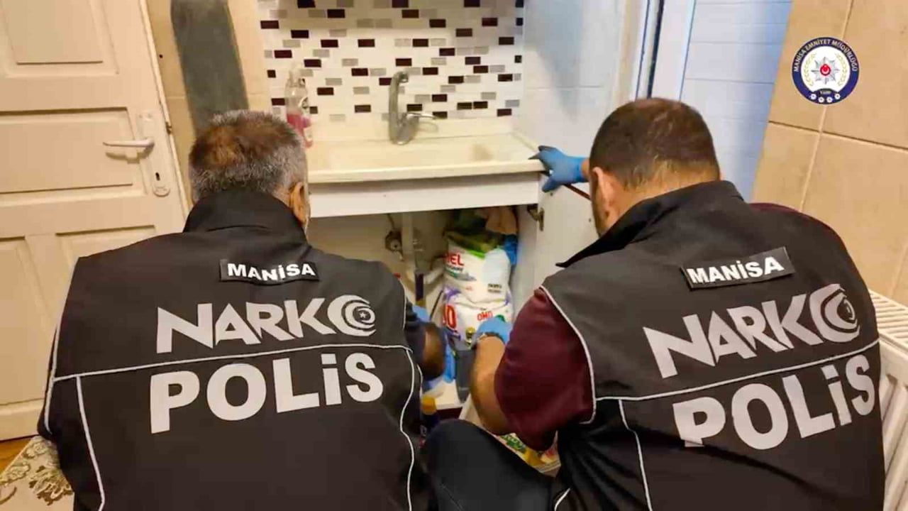 MANİSA'DA POLİS EKİPLERİNCE SOKAK SATICILARINA YÖNELİK ÖZEL HAREKAT DESTEKLİ DÜZENLENEN EŞ ZAMANLI...