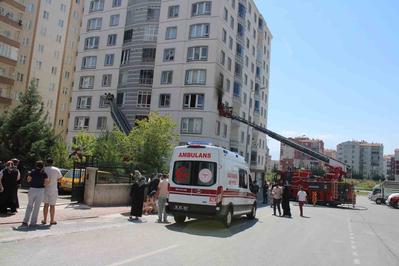 YANGININ ÇIKTIĞI EVDE BULUNAN 1'İ ÇOCUK 3 KİŞİ, İTFAİYE EKİPLERİ TARAFINDAN KURTARILDI.