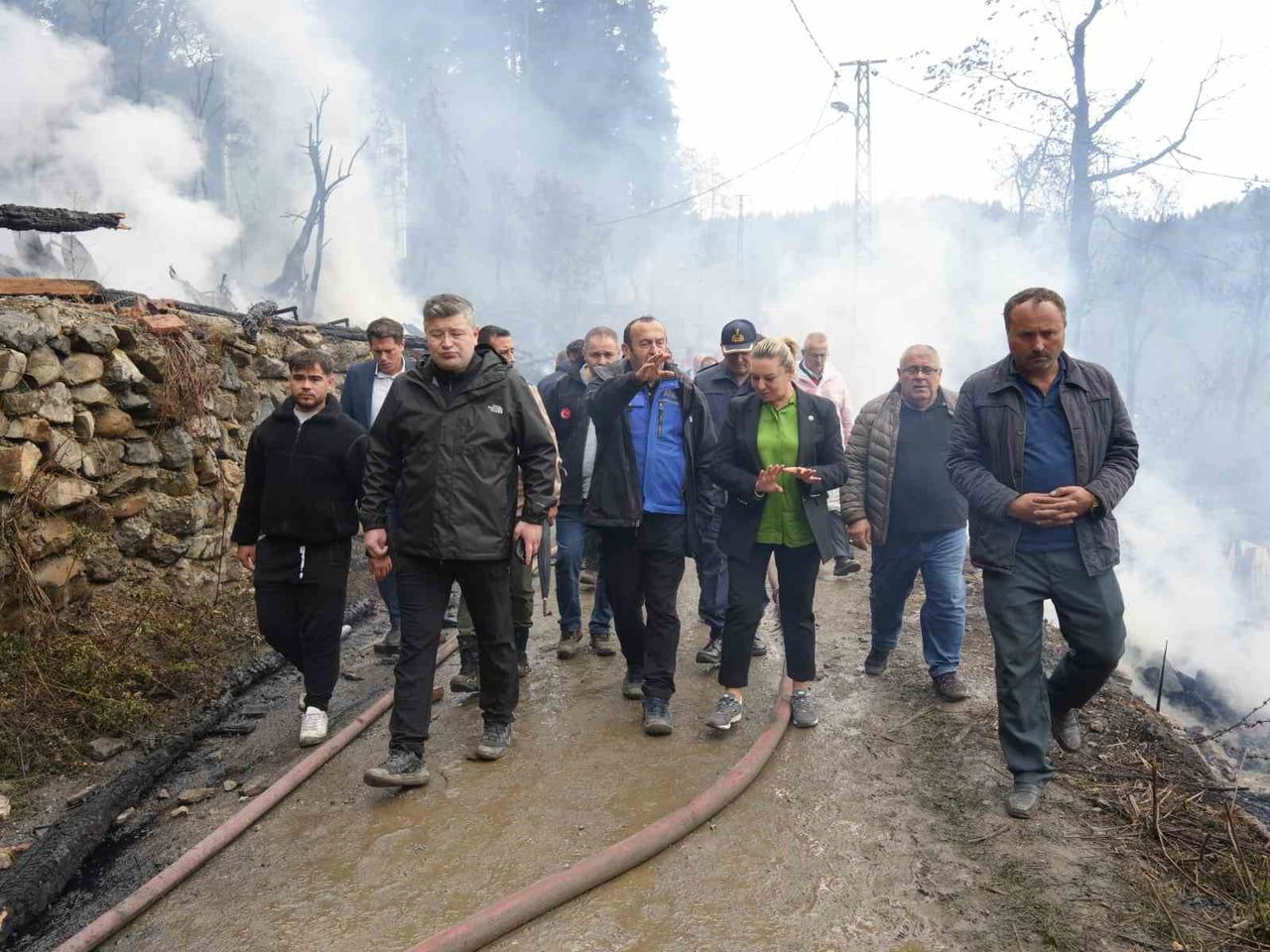 KASTAMONU MİLLETVEKİLİ FATMA SERAP EKEMEKCİ, İNEBOLU İLÇESİNDE 11 EVİN YANDIĞI KÖYÜ ZİYARET...