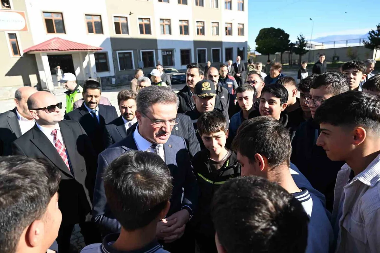 ERZURUM VALİSİ AYDIN BARUŞ, ATATÜRK MESLEKİ VE TEKNİK ANADOLU LİSESİNİ ZİYARET EDEREK OKULDA...