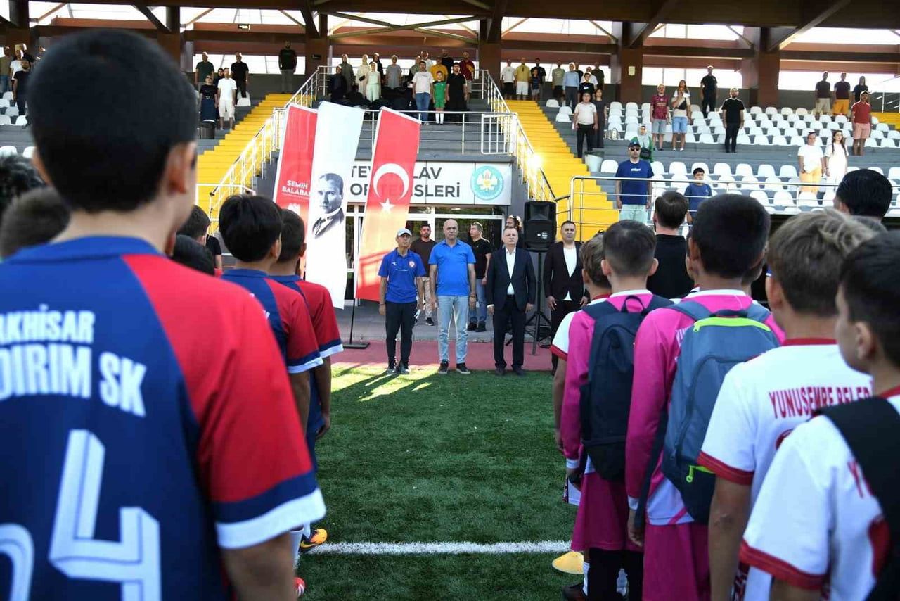 TURNUVANIN AÇILIŞ SEREMONİSİNE KATILAN YUNUSEMRE BELEDİYE BAŞKANI SEMİH BALABAN, 30 AĞUSTOS ZAFER...