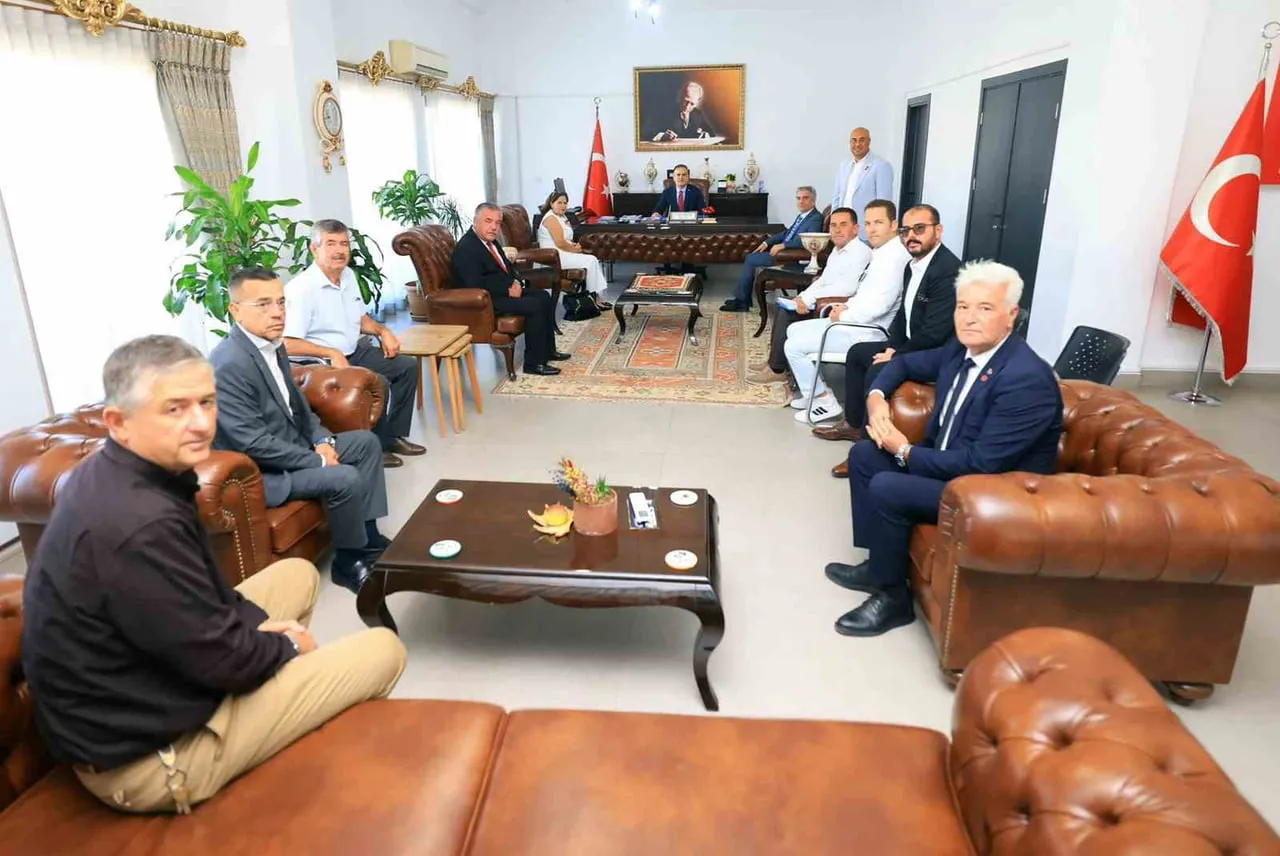 MUĞLA VALİSİ DR. İDRİS AKBIYIK, MİLAS İLÇESİNDE GÖREV YAPAN MAHALLE MUHTARLARIYLA BİR ARAYA...