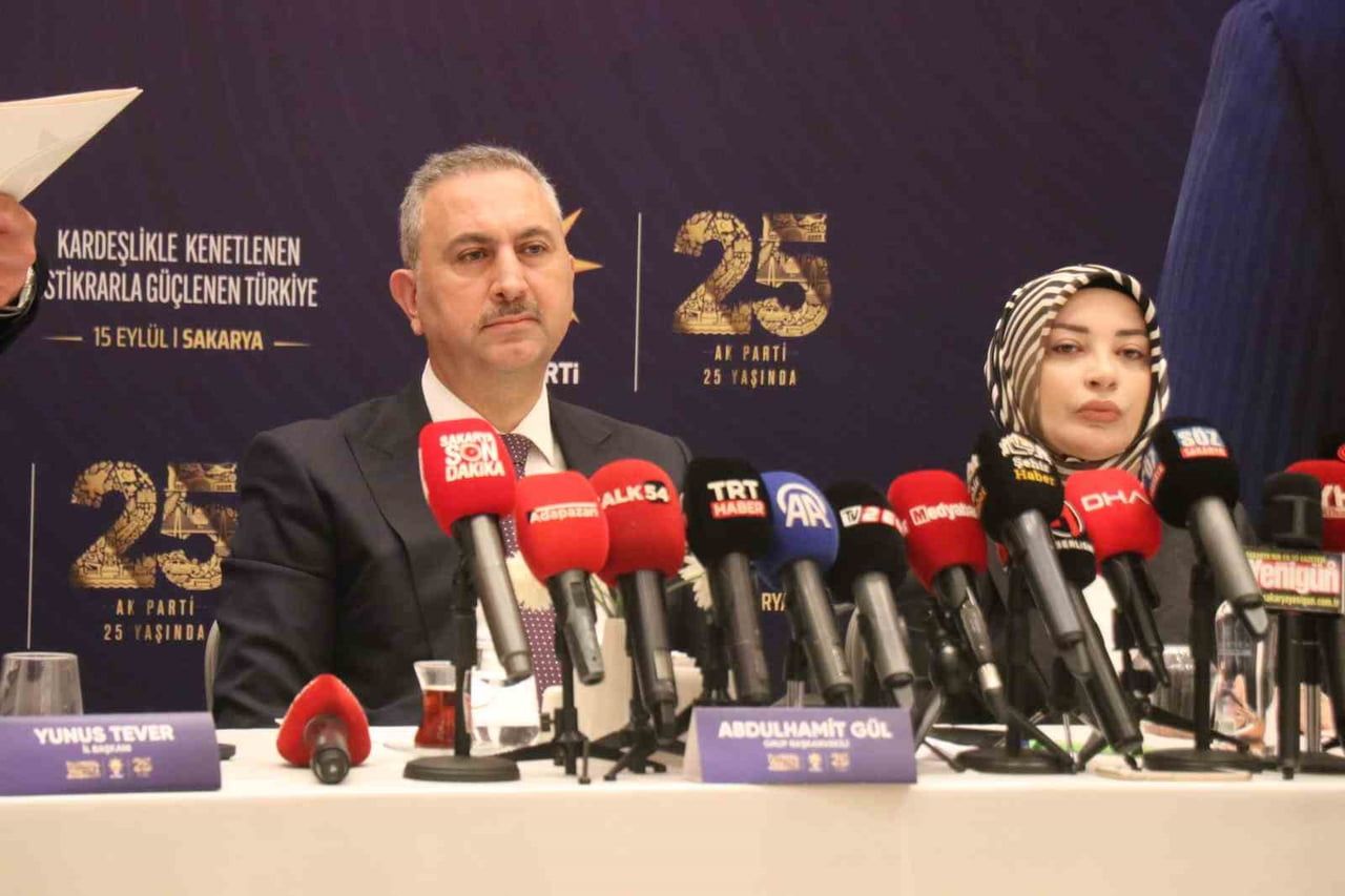 ABDÜLHAMİT GÜL (SOLDA) ÇİĞDEM ERDOĞAN (SAĞDA)