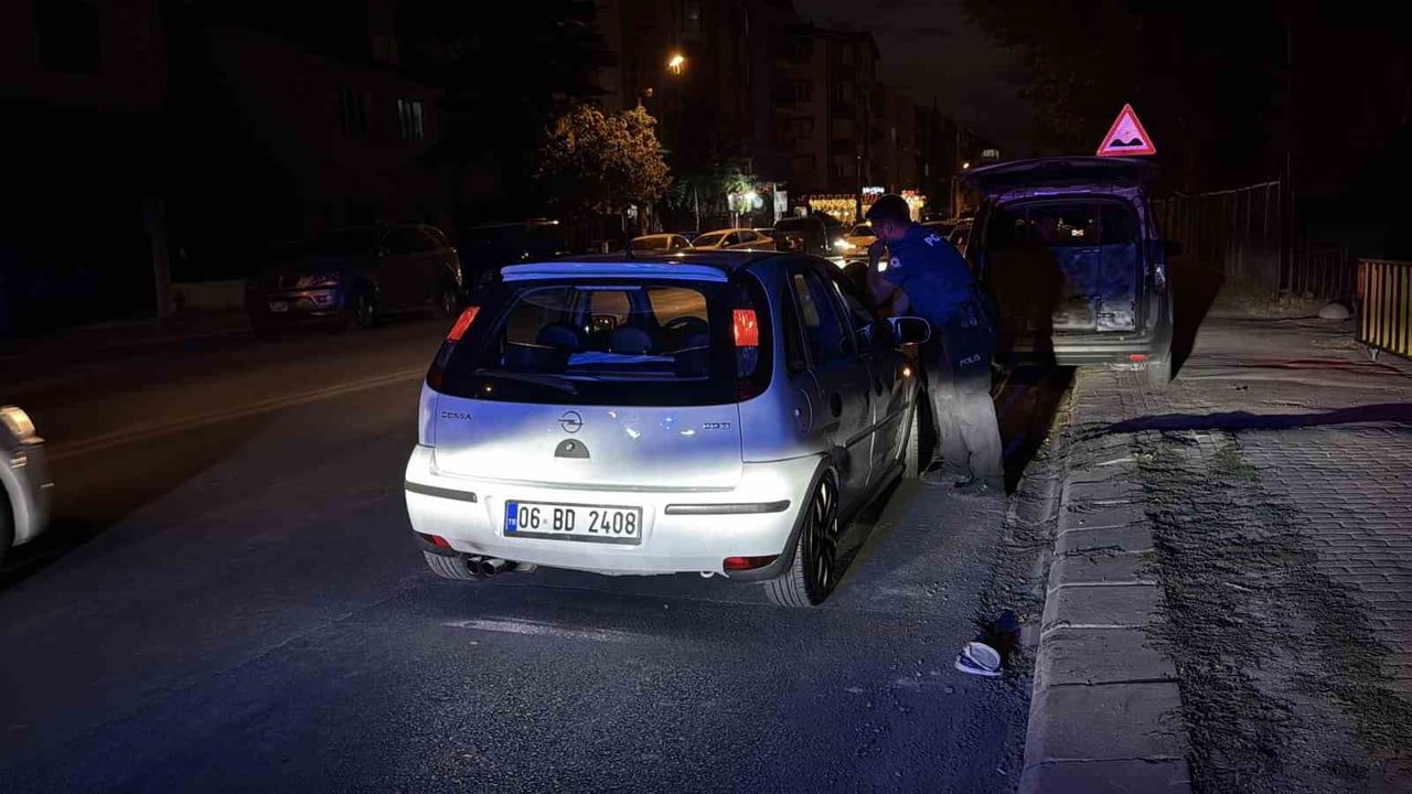 ESKİŞEHİR'DE KASİSTEN ÇAPRAZ GEÇMESİNE TEPKİ GÖSTEREN OTOMOBİLİN ÖNÜNDE DURARAK İLERLEMESİNE ENGEL...
