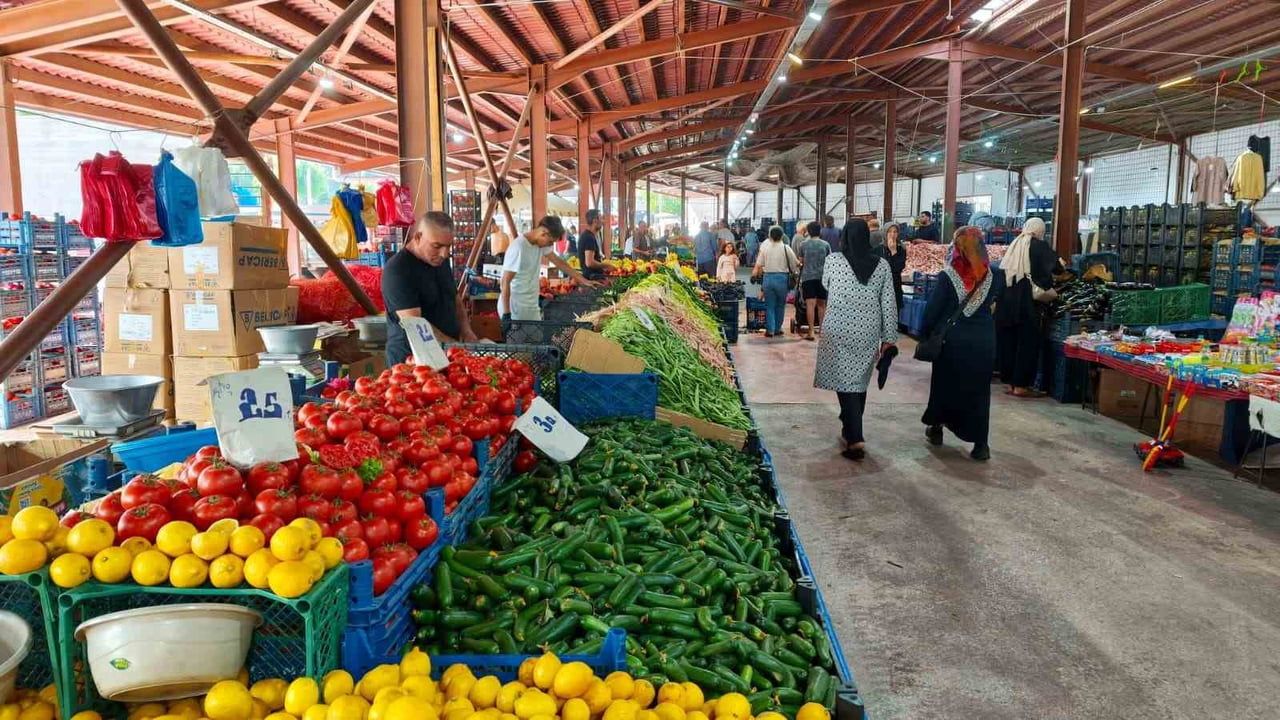 BAŞİSKELE’DE PAZAR YERLERİNDE DENETİMLERİNİ SÜRDÜREN EKİPLER, TEZGAH DÜZENİ, FİYAT ETİKETLERİ...