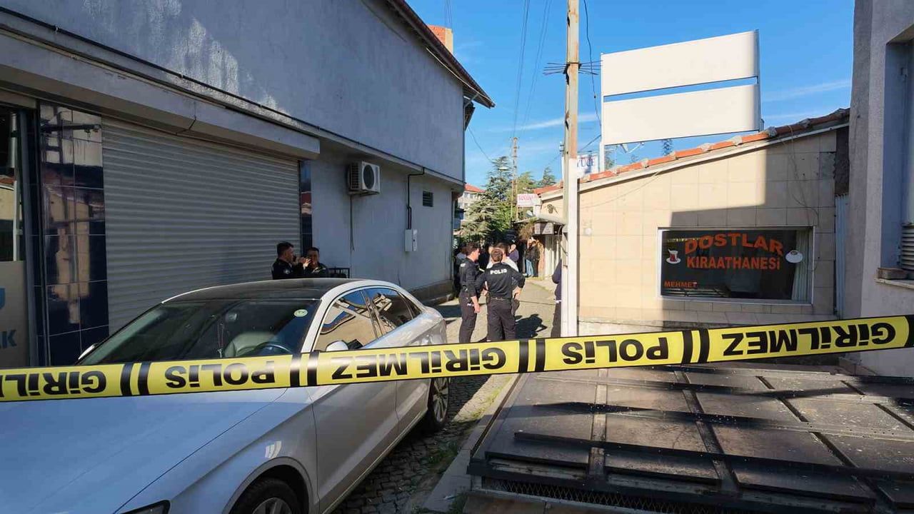 KONYA’NIN AKŞEHİR İLÇESİNDE BİR KIRAATHANEYE AV TÜFEĞİYLE GELEN ŞÜPHELİNİN ATEŞ AÇMASI SONUCU 1...