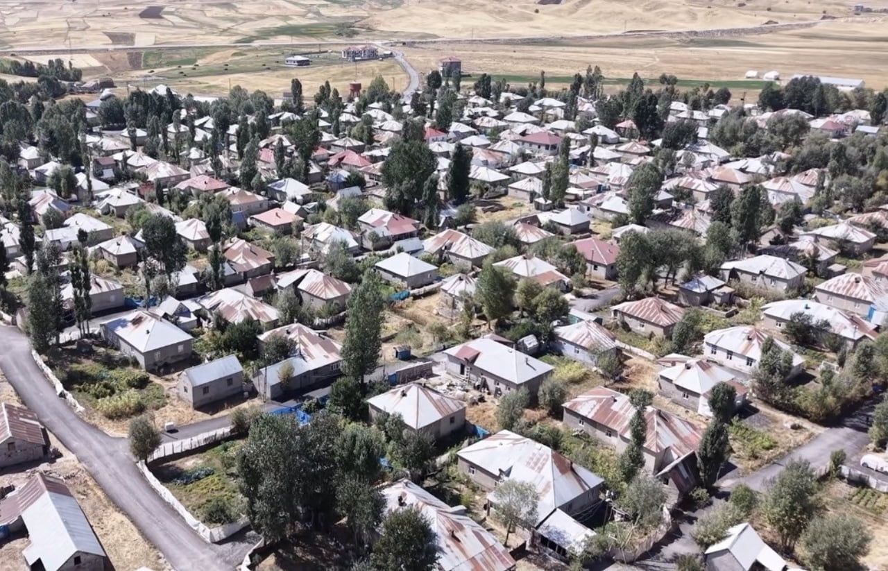 YÜKSEKOVA İLÇESİNE 15 KİLOMETRE MESAFEDE BULUNAN 220 HANELİ DOĞANLI KÖYÜNÜN DÜZENLİ YERLEŞİM PLANI...