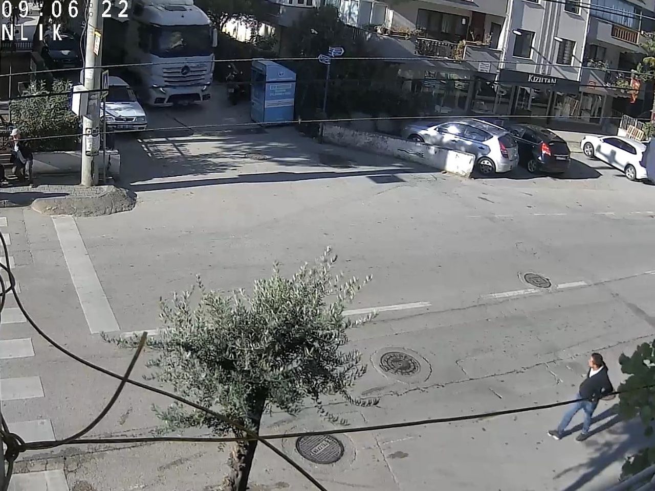 BURSA'DA DAR SOKAKTAN DÖNÜŞ YAPMAK İSTEYEN TIR, MANEVRA SIRASINDA YOL KENARINDA BULUNAN GİYSİ...