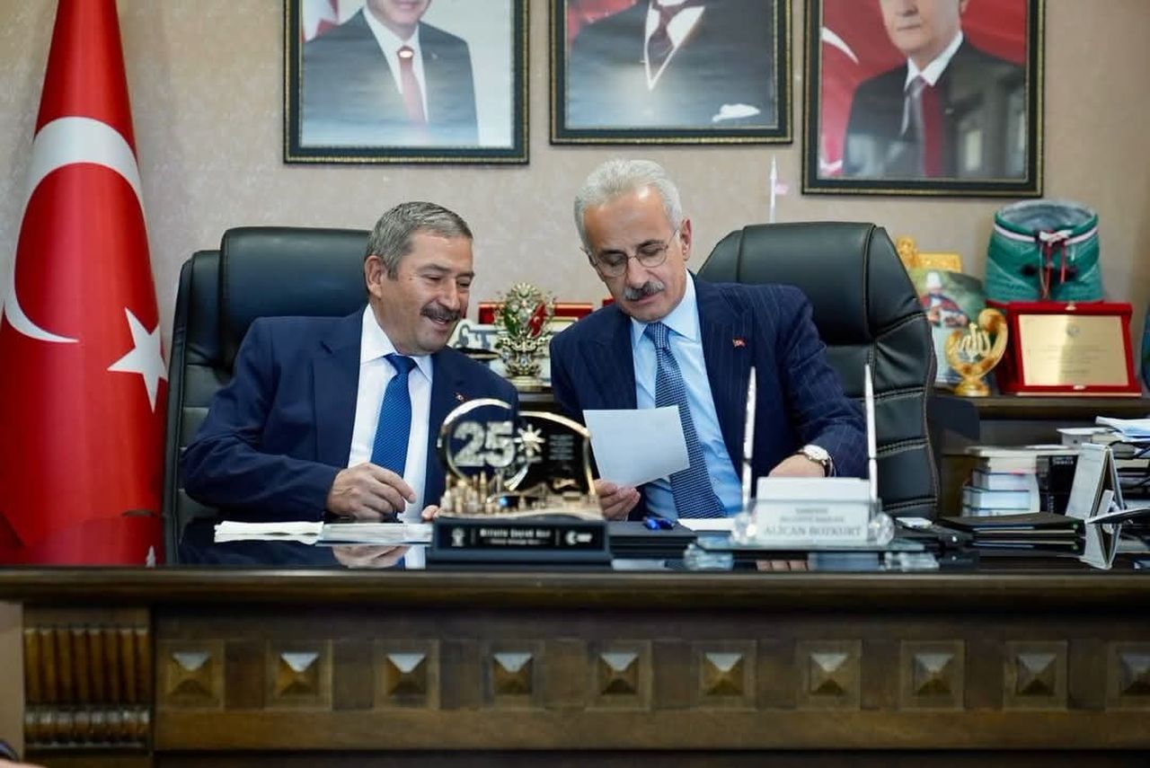 DARENDE BELEDİYE BAŞKANI ALİCAN BOZKURT (SOLDA), İLÇEYE ARAÇ MUAYENE İSTASYONU KAZANDIRILMASI İÇİN...