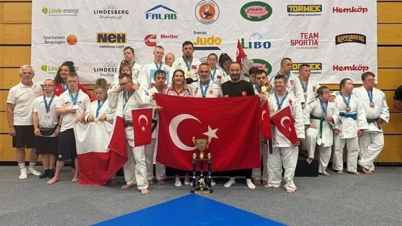 GENÇLİK VE SPOR BAKANI OSMAN AŞKIN BAK, MİX TAKIM KATEGORİSİNDE NAMAĞLUP DÜNYA ŞAMPİYONU OLAN DOWN...