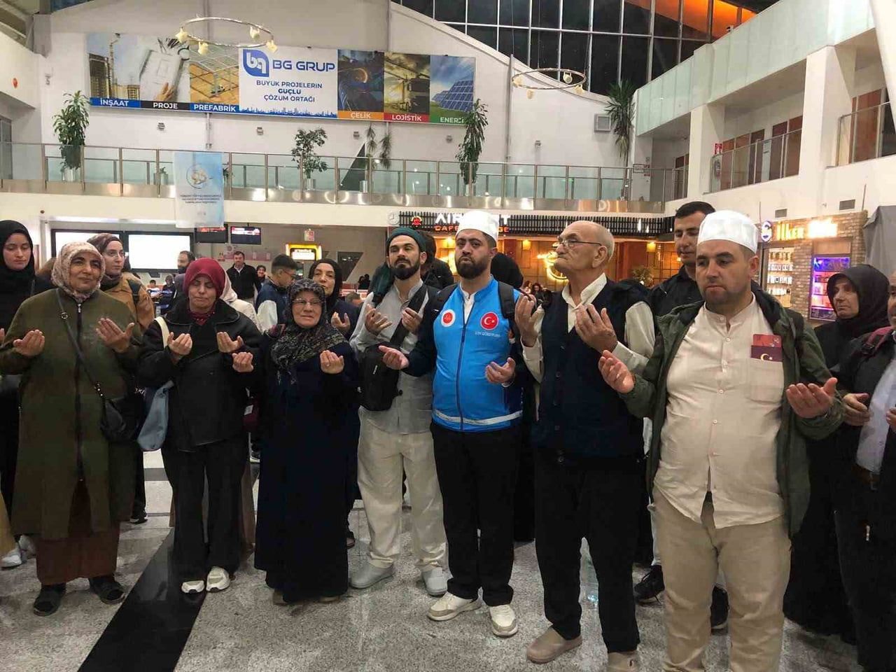 HAYIRSEVERLER DESTEK OLDU, UMRE HAYALİ GERÇEKLEŞTİ