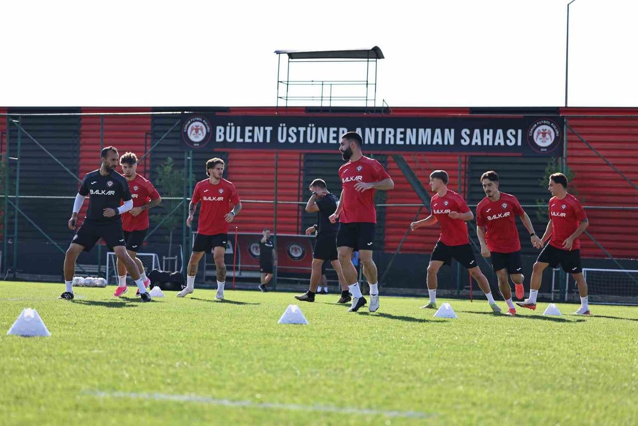 TRENDYOL SÜPER LİG EKİPLERİNDEN ÇORUM FK, BEŞİKTAŞA KONUK OLACAĞI MAÇIN HAZIRLIKLARINA YAPTIĞI...