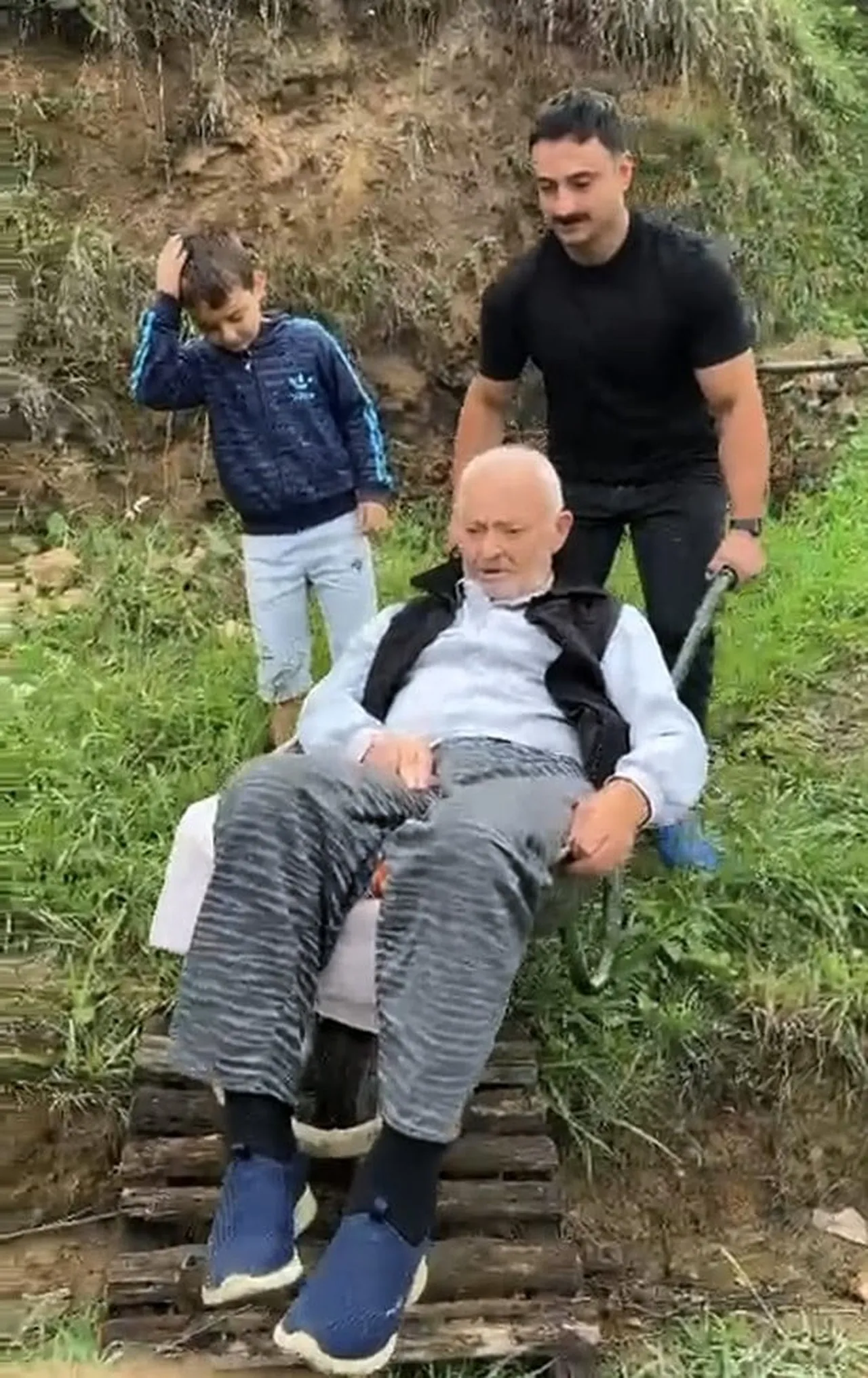 ARAKLI İLÇESİNE BAĞLI DEĞİRMENCİK MAHALLESİ'NDE YAŞAYAN DİYALİZ HASTASI İSMET BIYIK, ULAŞIM SORUNU...