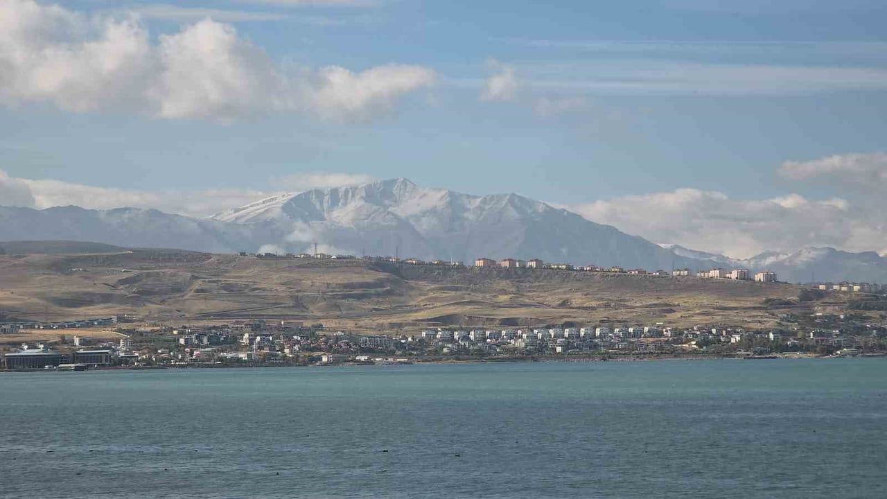 VAN'DA MEVSİMİN İLK KAR YAĞIŞIYLA BEYAZA BÜRÜNEN EREK DAĞI VE ARTOS DAĞI, VAN GÖLÜ'NÜN MAVİ...