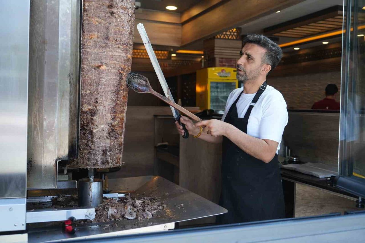 MUŞ'TA ETKİSİNİ ARTIRAN SICAK HAVA, DÖNER USTALARININ ÇALIŞMA ŞARTLARINI DAHA DA AĞIRLAŞTIRDI....