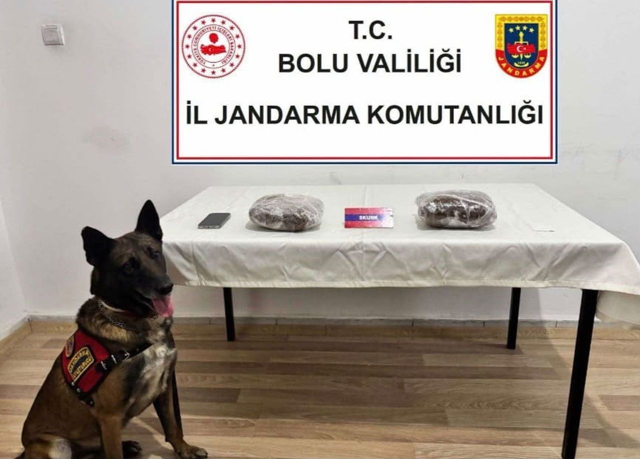 TEM OTOYOLU’NDA BİR YOLCU OTOBÜSÜNDE YAPILAN ARAMADA, ŞÜPHELİNİN ÇANTASINDA 810 GRAM SKUNK VE 1...