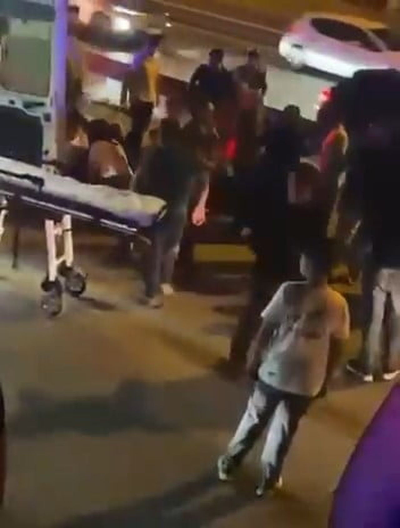 BURSA'DA İDDİAYA GÖRE KARŞIDAN KARŞIYA GEÇMEK İSTEYEN İKİ ŞAHIS OTOMOBİLİN ÇARPMASI SONUCU...