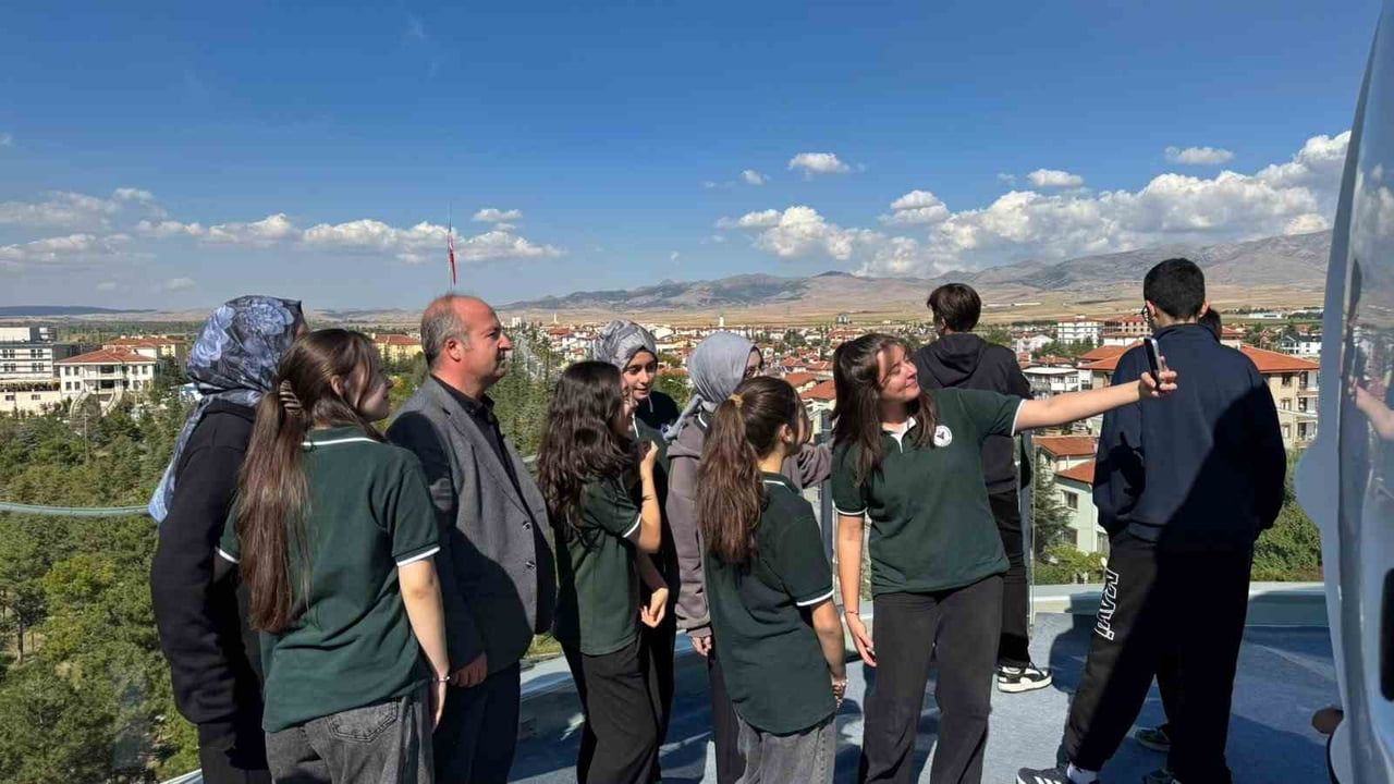 AFYONKARAHİSAR’IN BOLVADİN İLÇESİNDE AYFER CEYLAN EMET FEN LİSESİ ÖĞRENCİLERİ, ÖZDEMİR BAYRAKTAR...