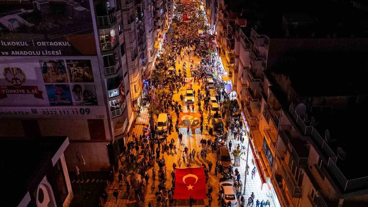MANİSA’NIN TURGUTLU İLÇESİNDE CUMHURİYET’İN 103’ÜNCÜ YILI, BİNLERCE KİŞİNİN KATILDIĞI KORTEJ...