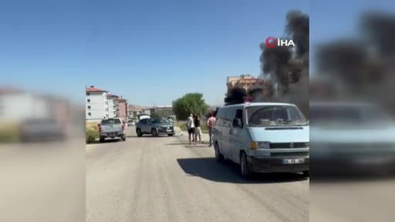 Otomobillerin çarpıştığı kaza yangına neden oldu