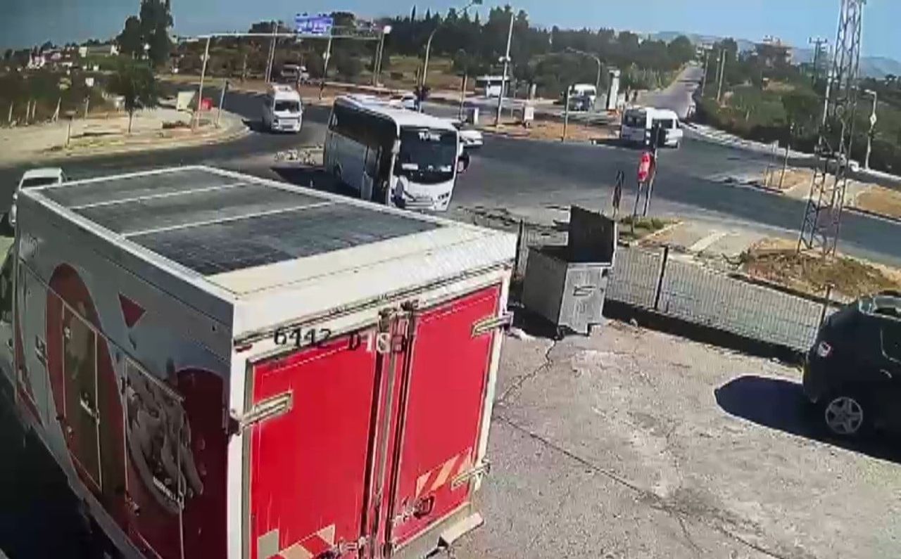 ANTALYA'NIN MANAVGAT İLÇESİNDE SEYİR HALİNDEKİ TUR MİDİBÜSÜNÜN IŞIKLI KAVŞAKTA TRAFİK LEVHASINI...