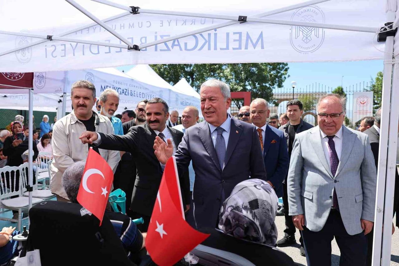 KAYSERİ VALİLİĞİ, BÜYÜK SANAT VAKFI VE AVRUPA EL ELE ENGELLİLERE VE YAŞLILARA YARDIM VAKFI İŞ...