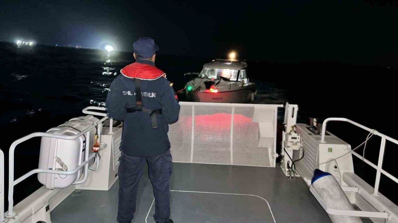 AYDIN’IN DİDİM İLÇESİ AÇIKLARINDA MOTOR ARIZASI NEDENİYLE SÜRÜKLENEN VE YARDIM TALEBİNDE BULUNAN...