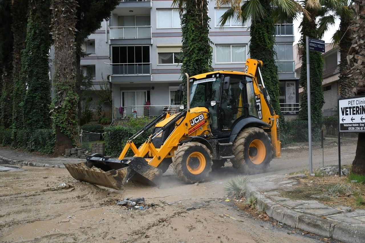 GECE ETKİLİ OLAN YAĞIŞ VE FIRTINANIN ARDINDAN HAREKETE GEÇEN KUŞADASI BELEDİYESİ EKİPLERİ, CADDE...