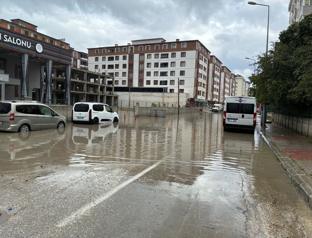 TEKİRDAĞ'IN ÇERKEZKÖY İLÇESİNDE ÖĞLE SAATLERİNDE ETKİLİ OLAN SAĞANAK YAĞIŞ, GÜNLÜK YAŞAMI OLUMSUZ...