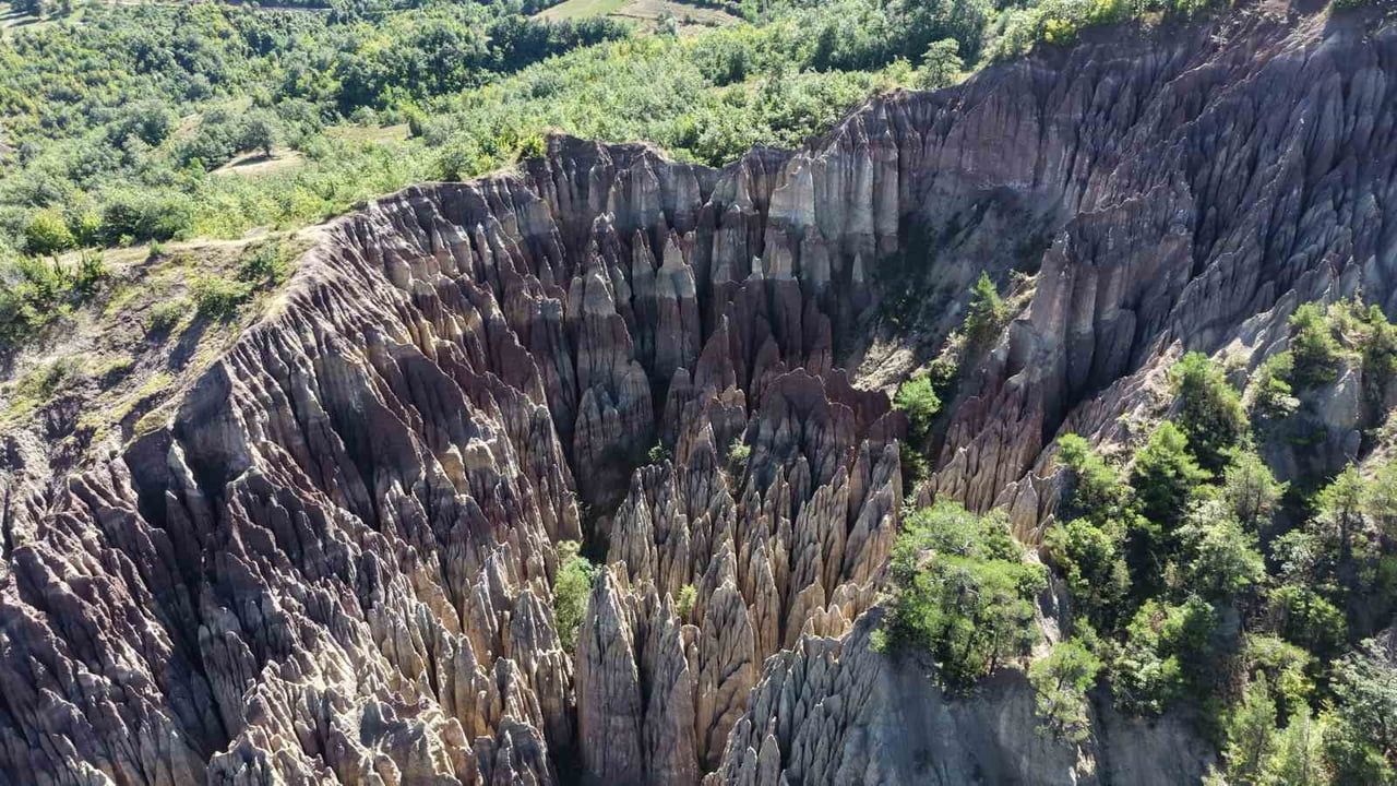 TOKAT’IN NİKSAR İLÇESİNDE YAĞMUR SULARI VE RÜZGÂRIN BİNLERCE YILLIK AŞINDIRMASIYLA OLUŞAN DİLİM...