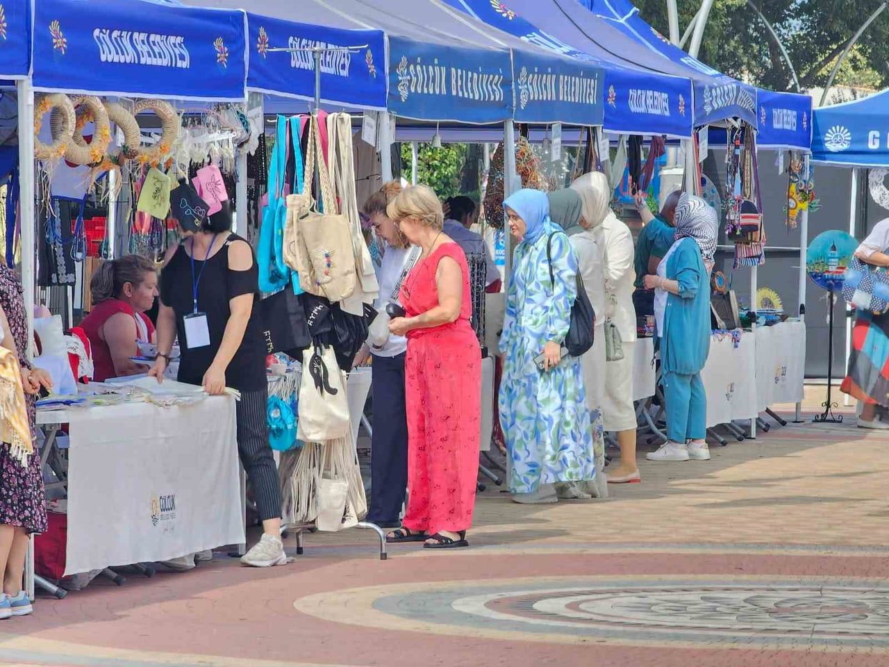 GÖLCÜK'TE DÜZENLENEN GELENEKSEL EL SANATLARI FESTİVALİ, TÜRKİYE'NİN FARKLI BÖLGELERİNDEN GELEN...