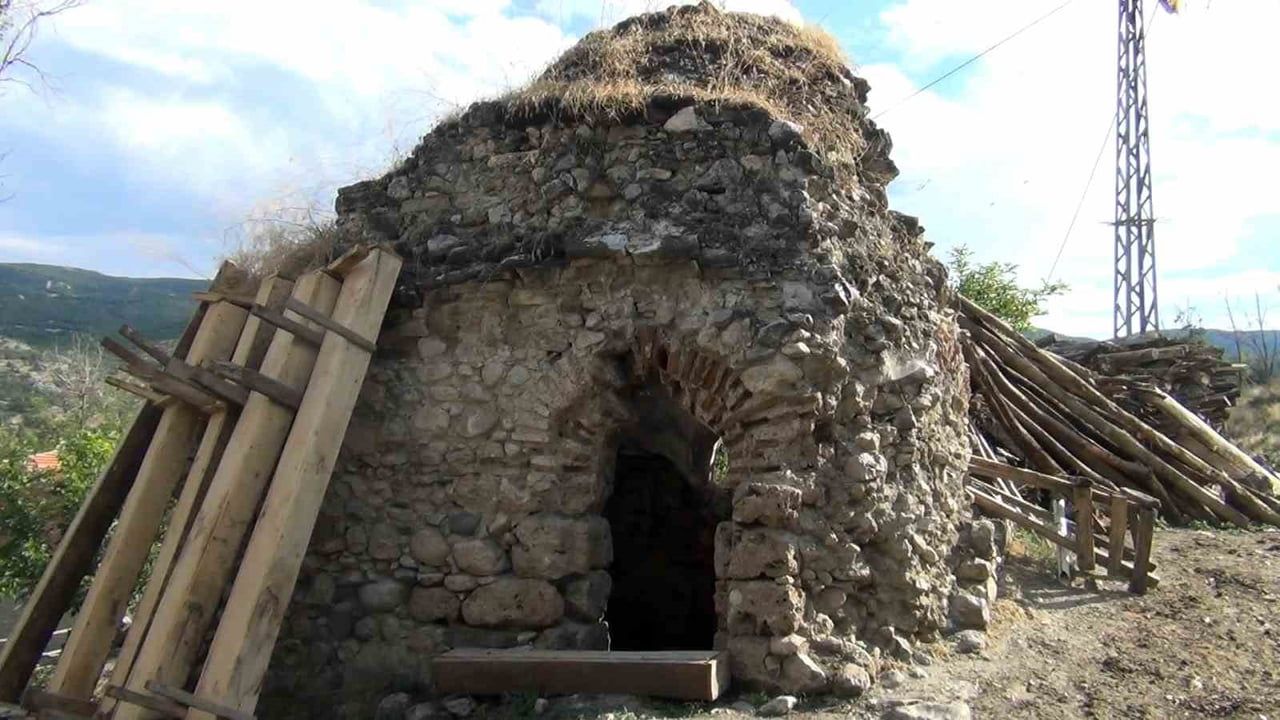 ÇORUM'UN MECİTÖZÜ İLÇESİNDE BULUNAN VE UZUN SÜREDİR ATIL VAZİYETTE BULUNAN TARİHİ HAMAM ZAMANA...