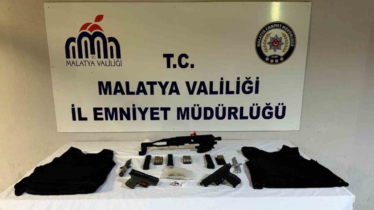 ŞÜPHELİLERİN İKAMET VE ÜZERLERİNDE YAPILAN ARAMALARDA 3 RUHSATSIZ TABANCA, 5 ŞARJÖR, 1 TABANCA...
