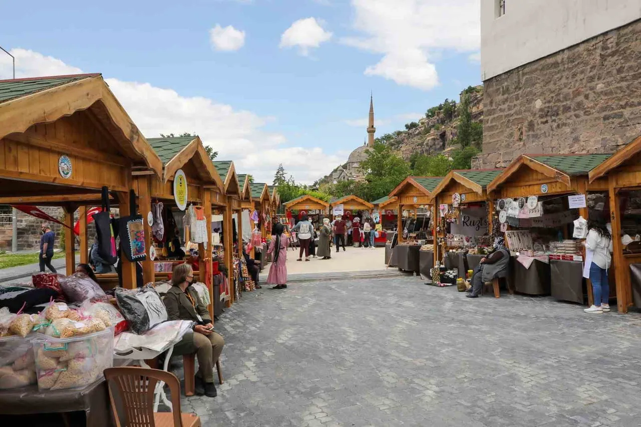TALAS BELEDİYESİ'NİN KADIN GİRİŞİMCİLERE DESTEK AMACIYLA MAHARETLİ ELLER KADIN GİRİŞİMİ ÜRETİM VE...