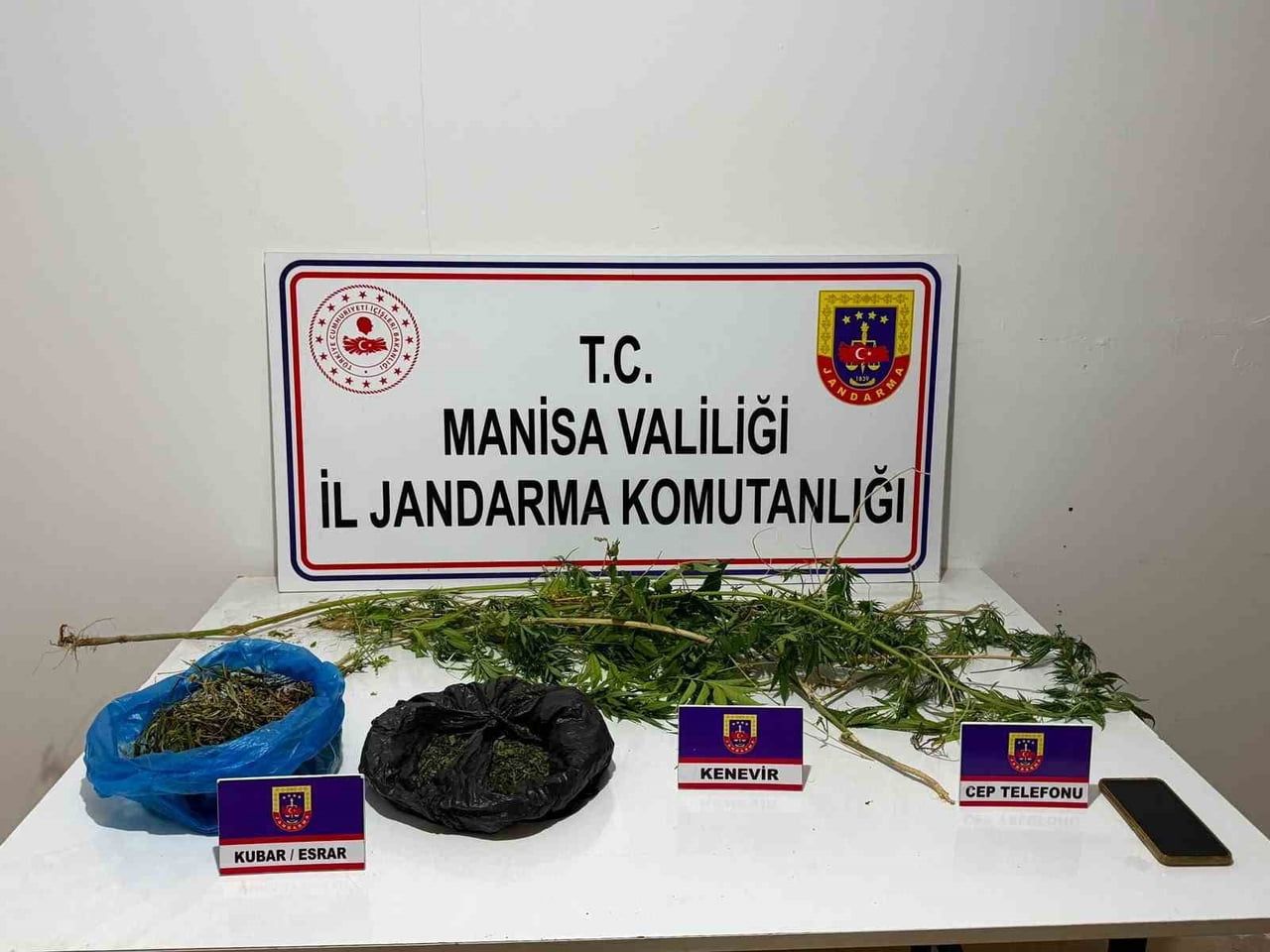 MANİSA'NIN SARIGÖL İLÇESİNDE JANDARMA EKİPLERİ TARAFINDAN BİR EVE DÜZENLENEN UYUŞTURUCU...