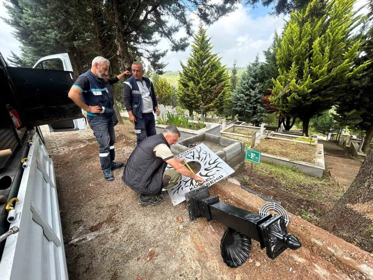 KOCAELİ GENELİNDEKİ MEZARLIKLARDA VATANDAŞLARIN KABİR ZİYARETLERİ SIRASINDA SU İHTİYACINI...