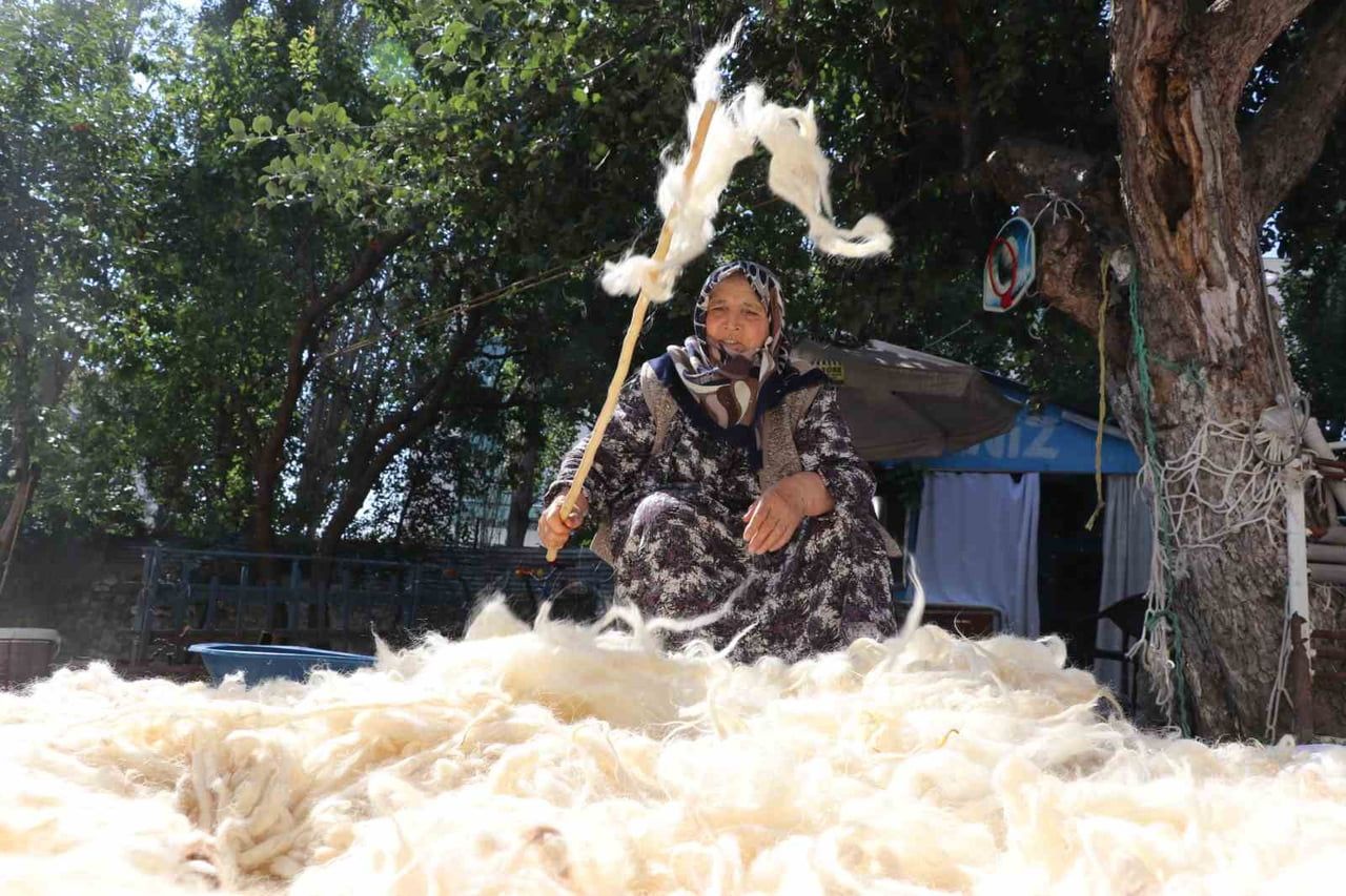 SİVAS’TA KIŞ ÖNCESİ YÜN YORGAN VE DÖŞEKLERİNİ TEMİZLEYEN KADINLAR, YILLARDIR SÜREN GELENEĞİ...