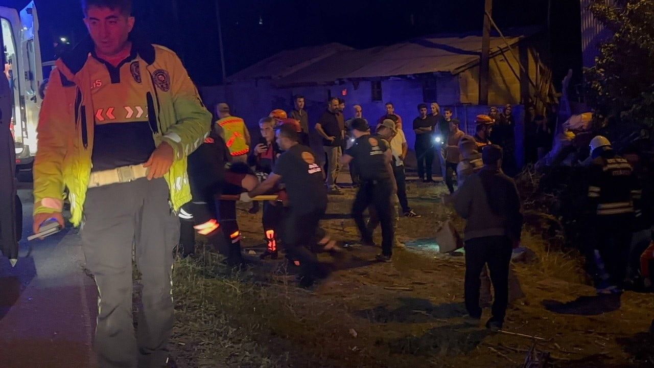 ERZİNCAN-ERZURUM KARA YOLUNUN AKYAZI MEVKİSİNDE OTOMOBİLİN TAKLA ATMASI SONUCU AYNI ARAÇTA BULUNAN...