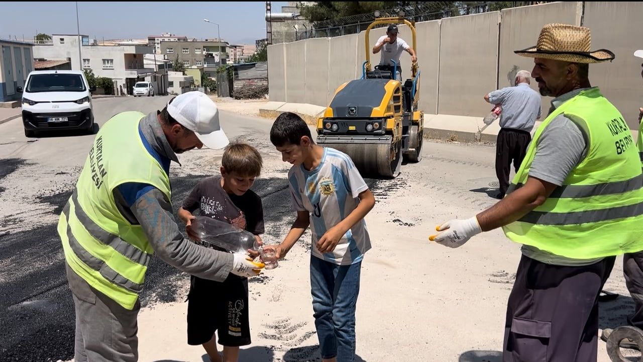 SİİRT'İN KURTALAN İLÇESİNDE KAVURUCU SICAK ALTINDA ASFALT SERİM ÇALIŞMASI YÜRÜTEN BELEDİYE...