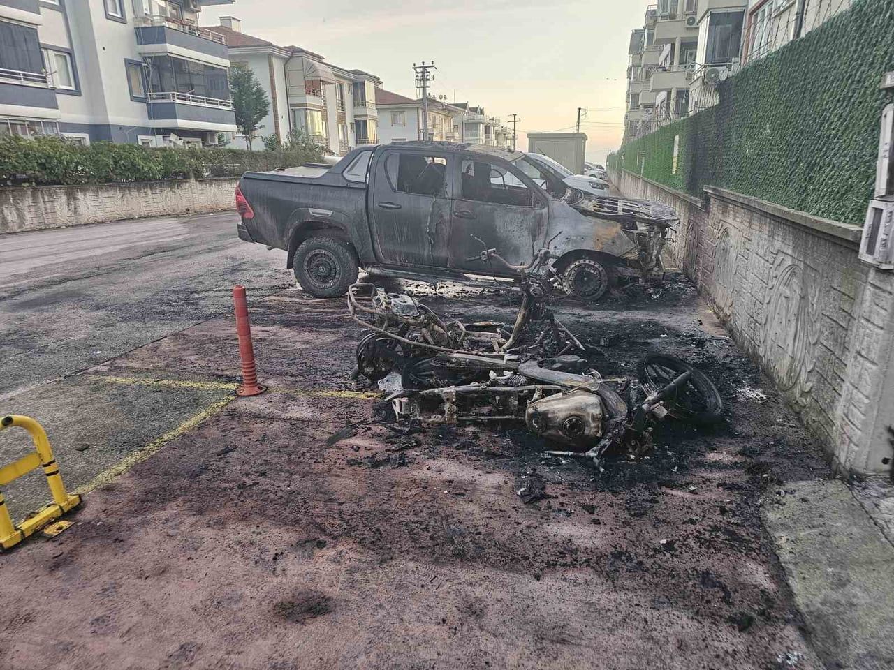 KOCAELİ’DE PARK HALİNDEKİ MOTOSİKLETTE ÇIKAN YANGIN, KISA SÜREDE BÜYÜYEREK YANINDA BULUNAN BAŞKA...
