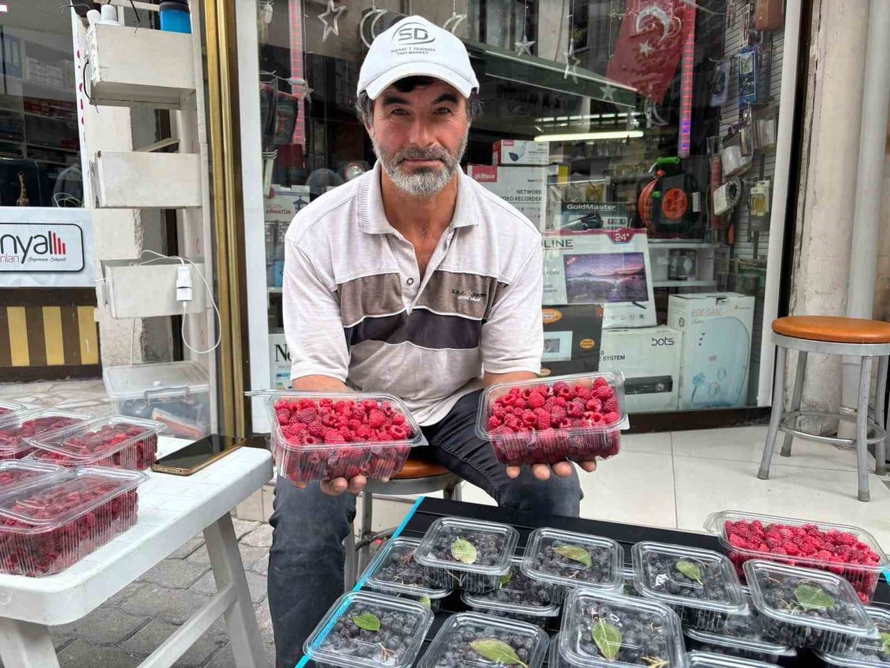 KIRAÇ ARAZİLERİ ARONYA VE AHUDUDUGİL YETİŞTİREREK DEĞERLENDİRDİ