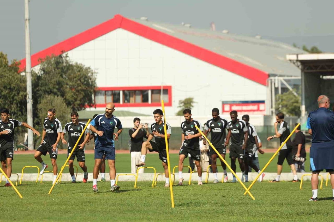 SÜPER LİG EKİBİ KOCAELİSPOR, CUMARTESİ GÜNÜ DEPLASMANDA OYNAYACAĞI KONYASPOR MAÇININ...